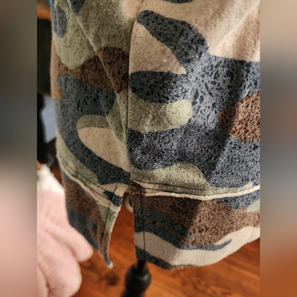 ADRIENNE CUT OUT SLEEVES AT SHOULDER CAMO SWEATSHIRT - Picture 3 of 4
